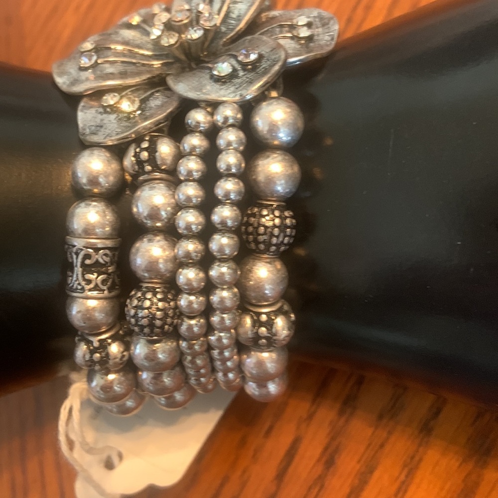 NWT BOHO FUN!! Silver Tone Stretch Bracelet Beautiful Flower 🌺 In Center - Picture 14 of 14